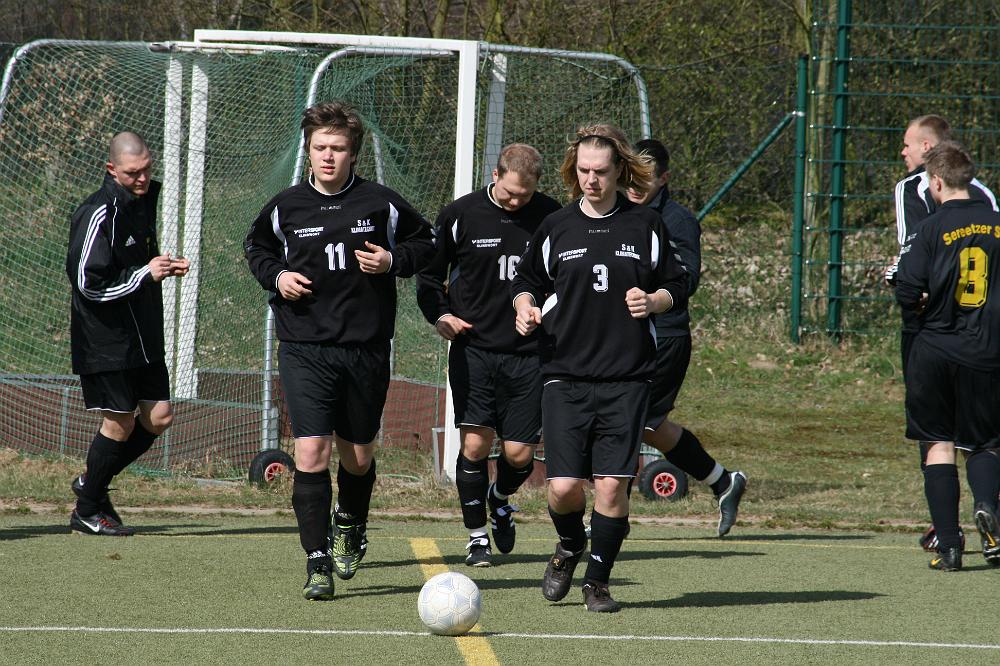 Eutin 08 - SSV 2. Herren 003.jpg - Glück gehabt. Appell überstanden. Alle werden spielen.